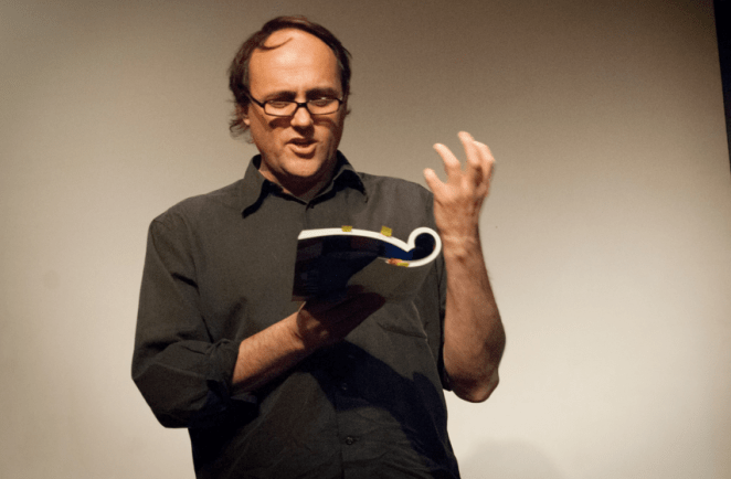 El histriónico Roger Koza, programador del FICUNAM.