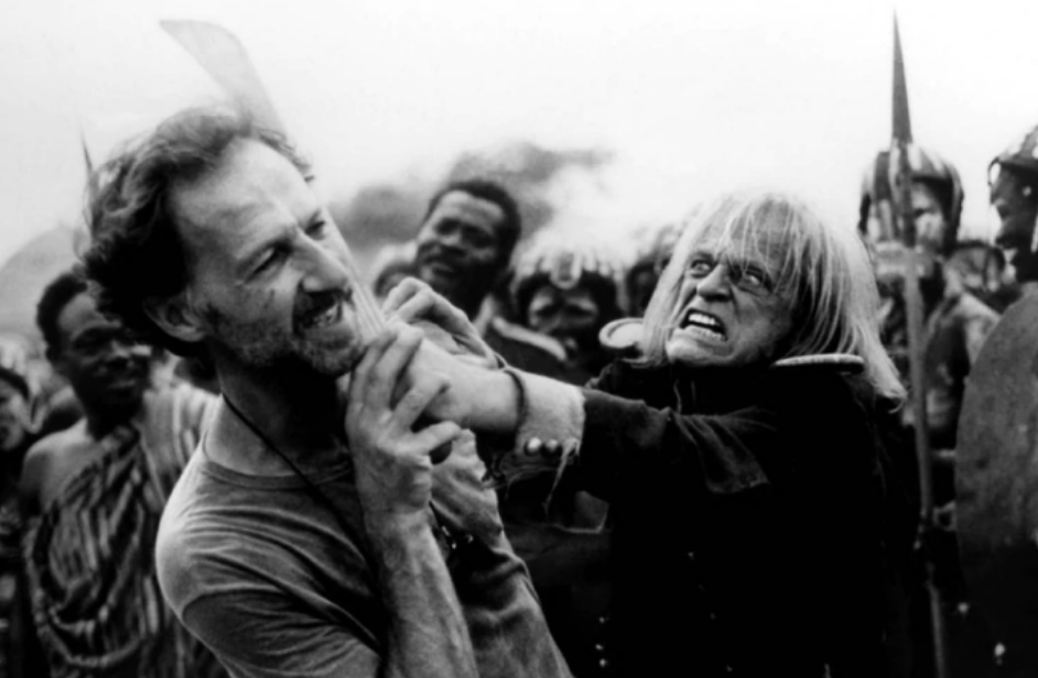 Klaus Kinski con una pistola y los&nbsp;fauxtogramas