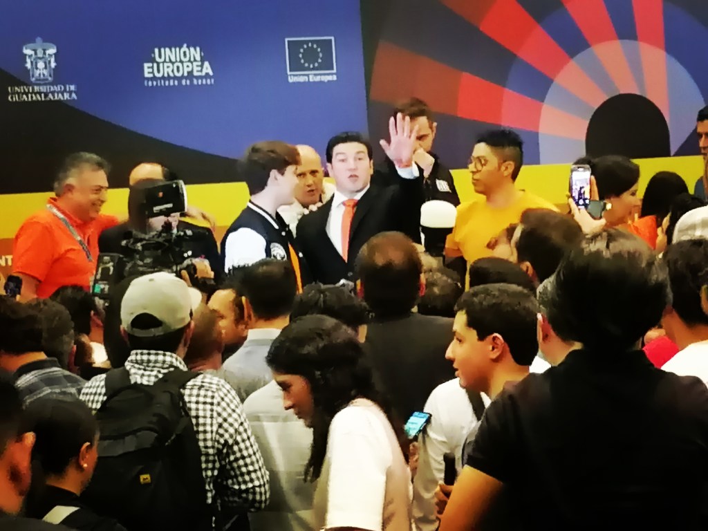 El tardado Samuel García, «Teslabañaste» en la FIL&nbsp;Guadalajara