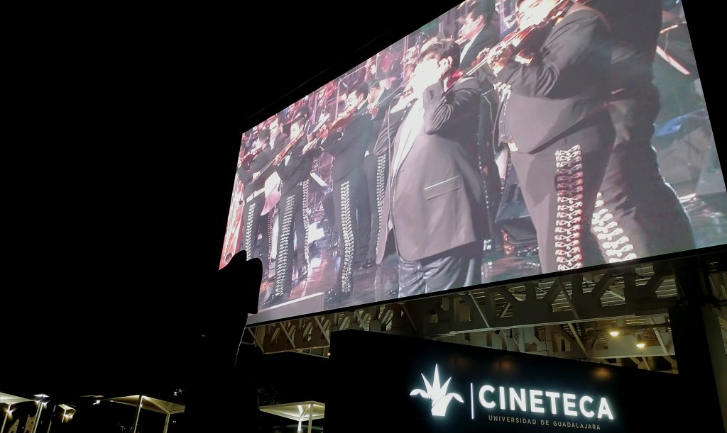 De Juanga en Cineteca a Vulgar Topic con Frankmetal&nbsp;máscara