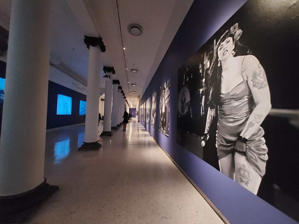 Mon Laferte y un intruso&nbsp;impuntual