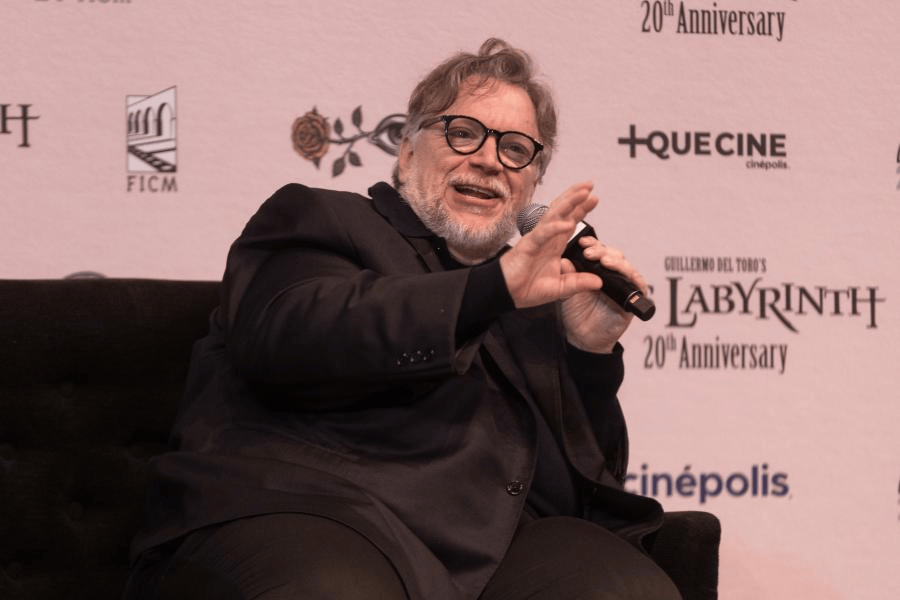 Guillermo del Toro está con los manifestantes en Guadalajara por el agua sucia